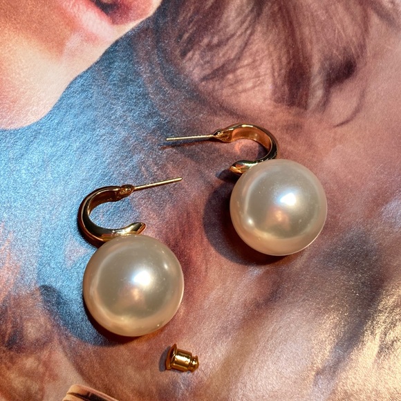 Trendy Big Pearl Gold Tone Earrings - Picture 2 of 4